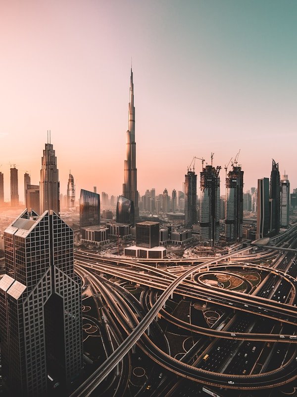دبي - برج خليفة وأفق المدينة المضيء